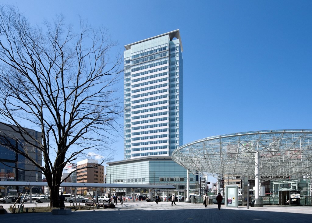 ▲静岡オフィスが入居する葵タワー。静岡駅北口を出てすぐ目の前にあり、ビジネスの拠点として理想的な立地にあります。