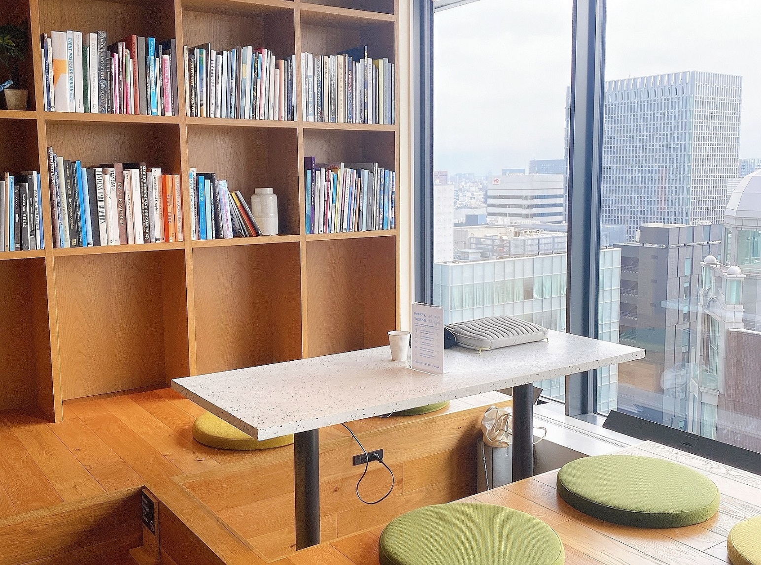 ▲東京オフィス内。眺望の良さを活かしてリラックスできる環境を整えています。