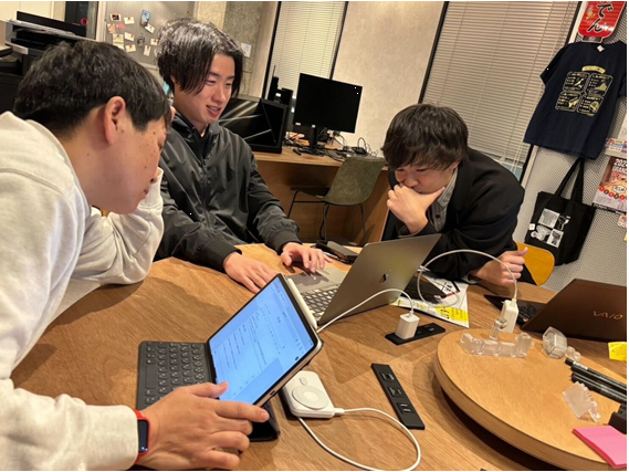 ▲3D Lab. Hitoyado baseで打ち合わせをする利用者