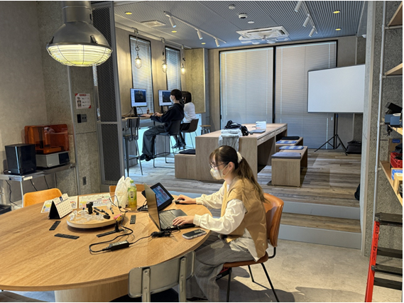 ▲3D Lab. Hitoyado baseで作業する利用者