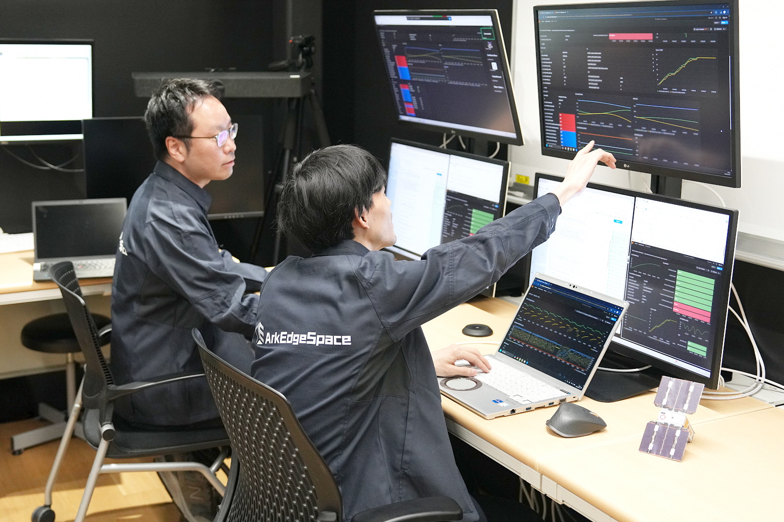 ▲東京・有明の本社で衛星を運用している様子