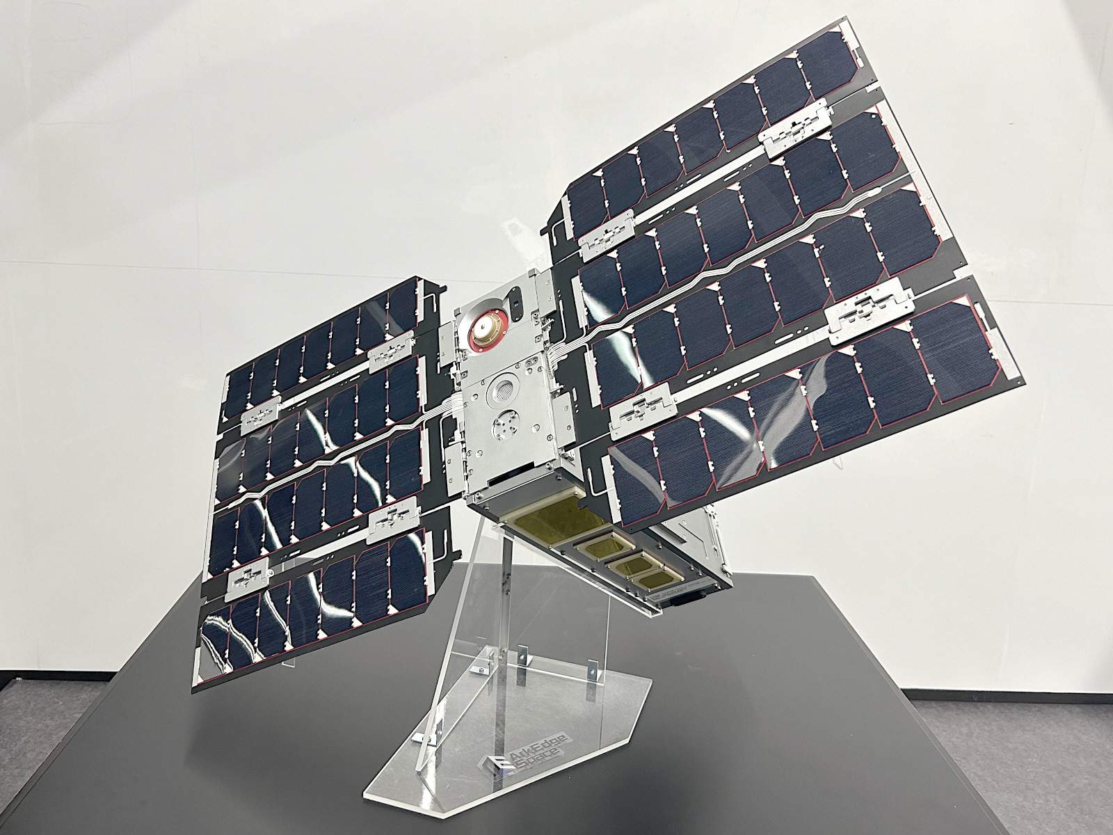 ▲１辺10cmの立方体を6つ積み重ねたような大きさの6Uサイズの衛星開発を進めている。重さは約10kg