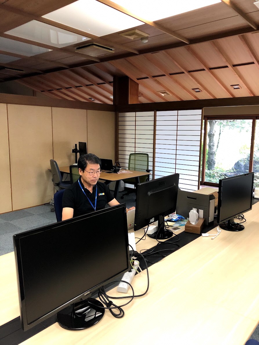 ▲サテライトオフィスで働く新川さん