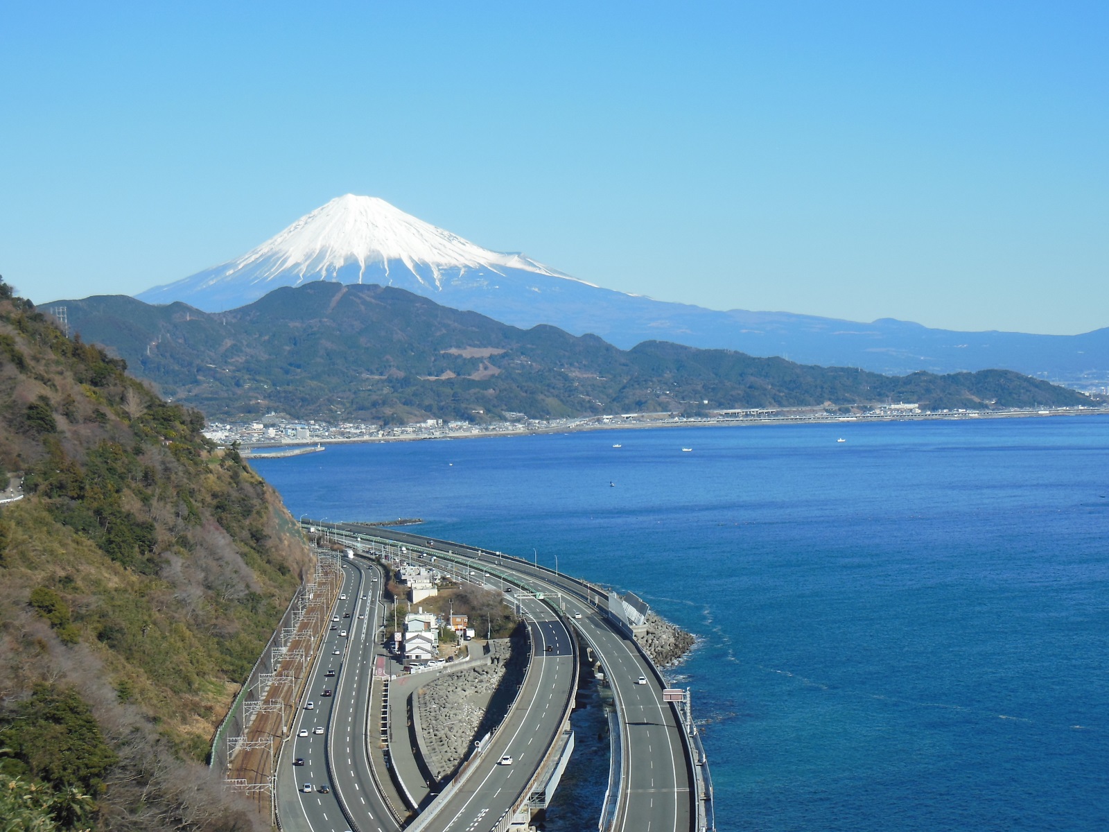 ▲東海道一の絶景と言われる、薩埵峠(さったとうげ)から臨む富士山(提供:静岡市)