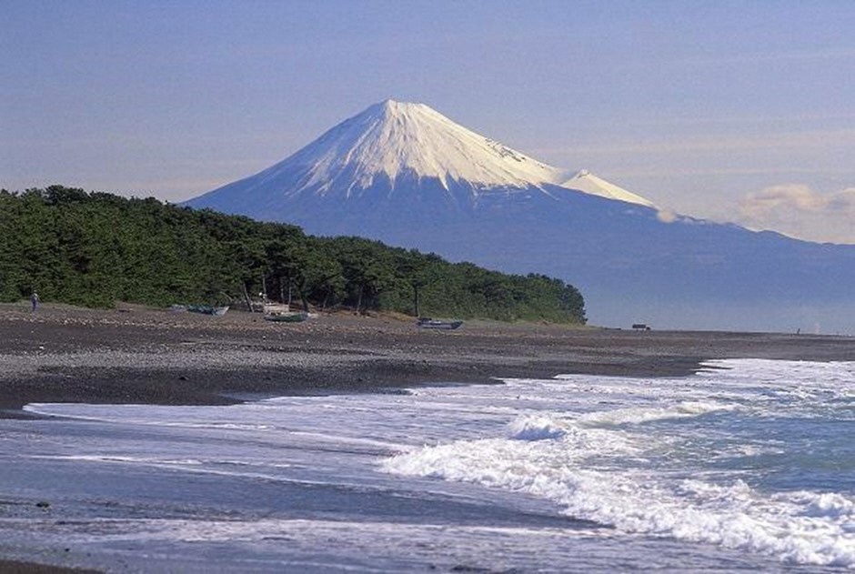 ▲雄大な富士山を臨む三保松原（みほのまつばら）は、古くから名勝地として知られる（提供：静岡市）