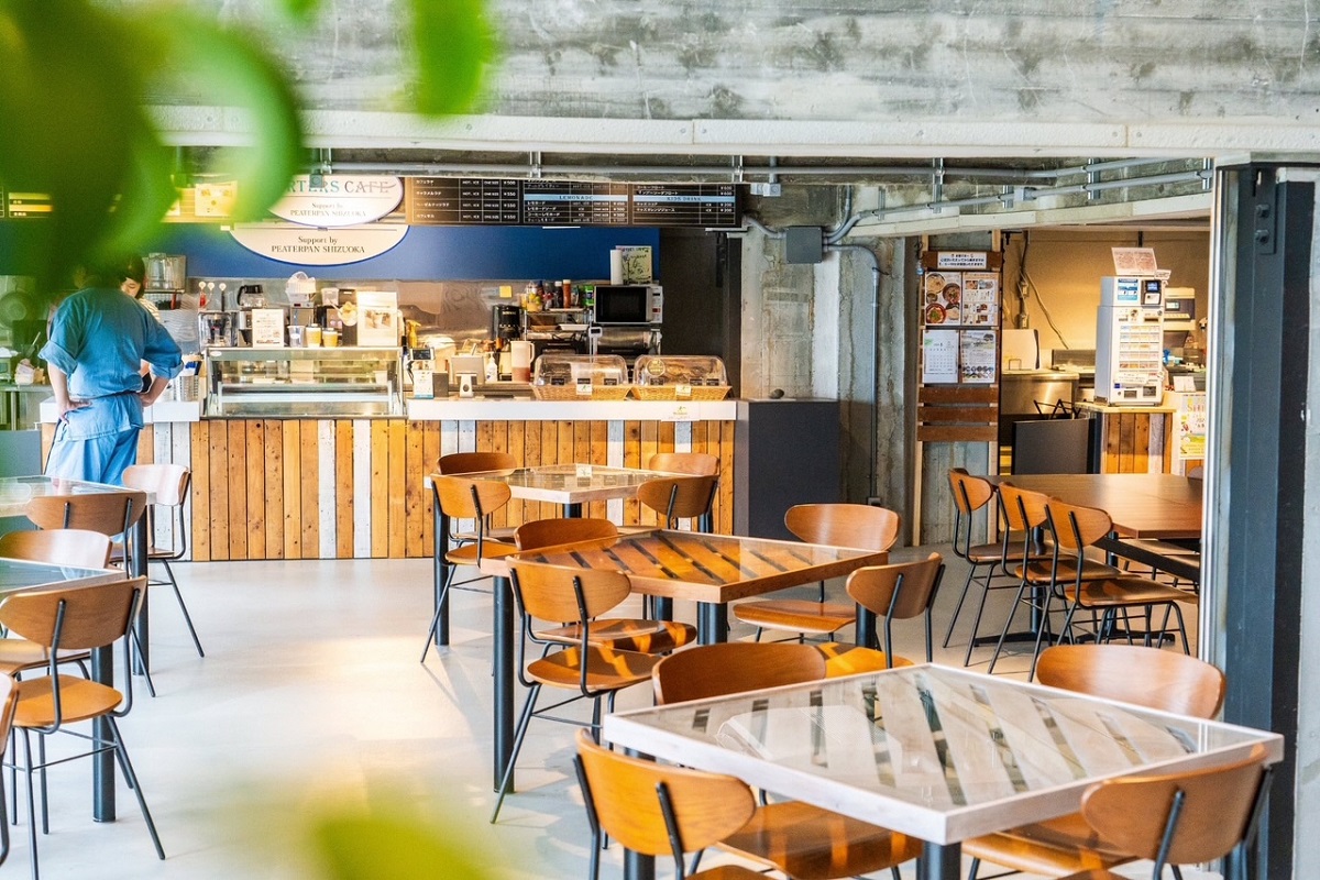 ▲フードコートでは、おむすびの店やカフェが営業している。お菓子やハンドメイド作品の物販もしており、副業やスモールビジネスを応援している