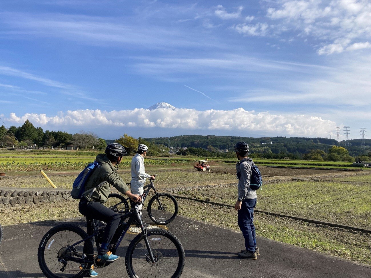 E-BIKEサイクリングの途中で富士山周辺環境について説明を受けている様子。